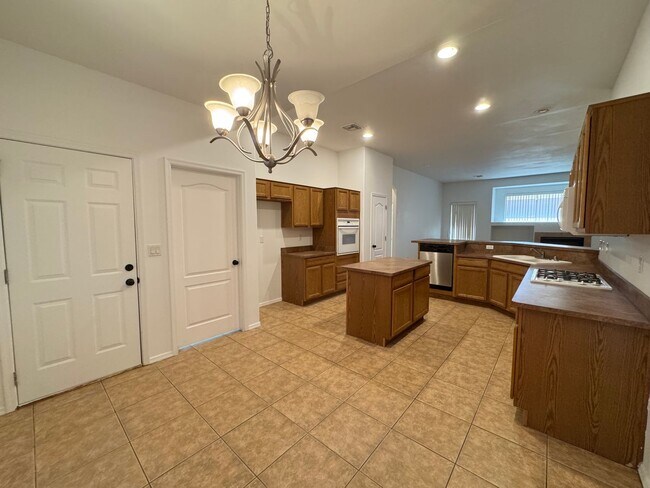 Building Photo - 3 Bed/2 Bath House with Boat Deep 3 Car Garage