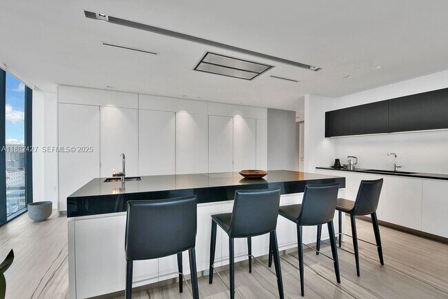 Building Photo - 1000 Biscayne Blvd