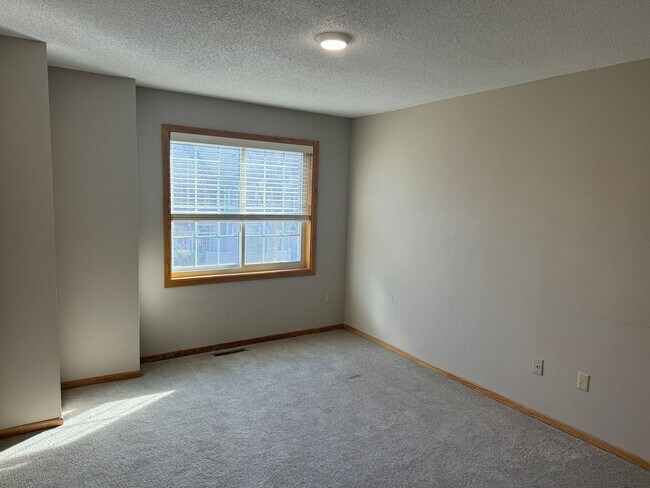 Building Photo - Beautiful Townhome with Private Patio, Gas...