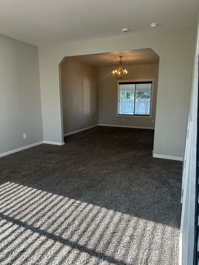 Building Photo - Extra Large Home For Rent, 4 Bedrooms! NEW...