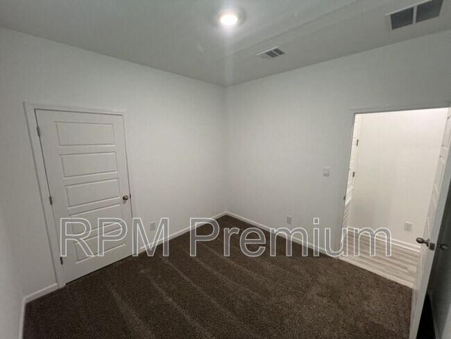 Building Photo - 1255 Drago Dr