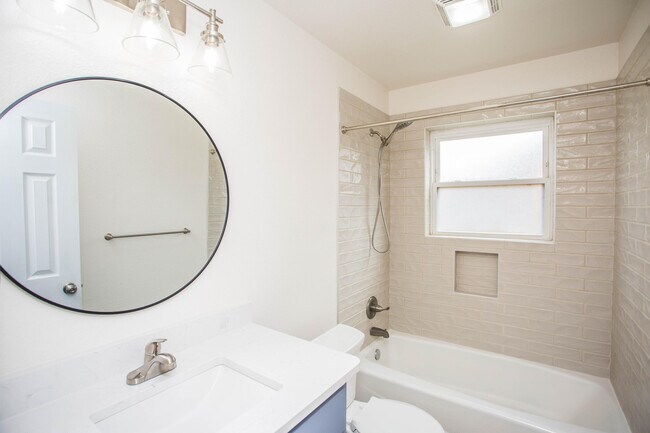 Building Photo - 1407 Elkhart Ave