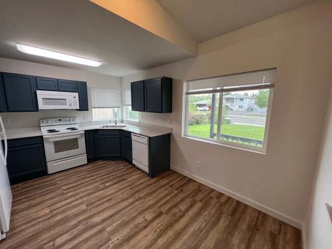 Building Photo - 3 Bedroom Home - Newly Renovated!