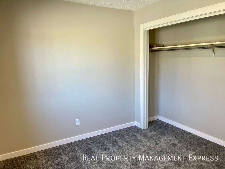 Building Photo - Newly Renovated 2 Bedroom Apartment