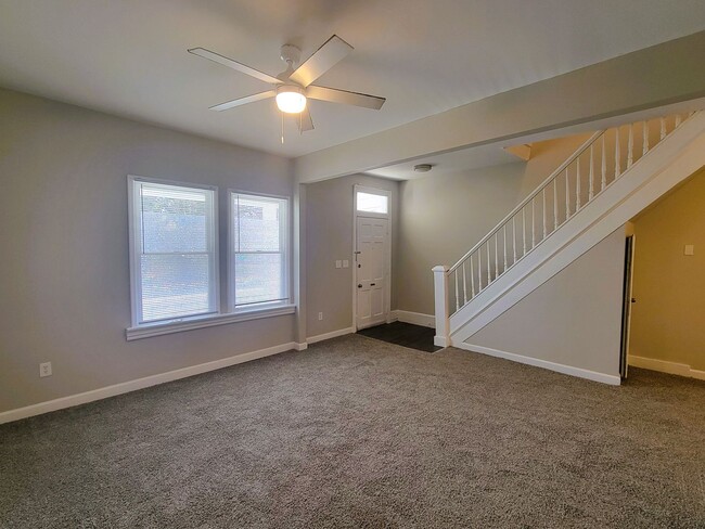 Building Photo - Remodeled rowhouse in Manchester