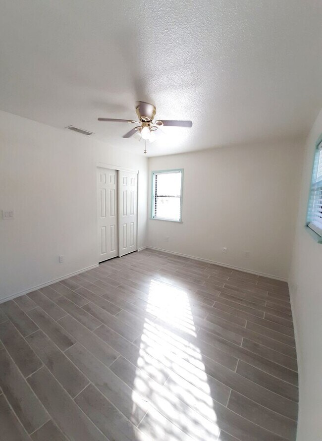 Building Photo - 816 Denton Dr
