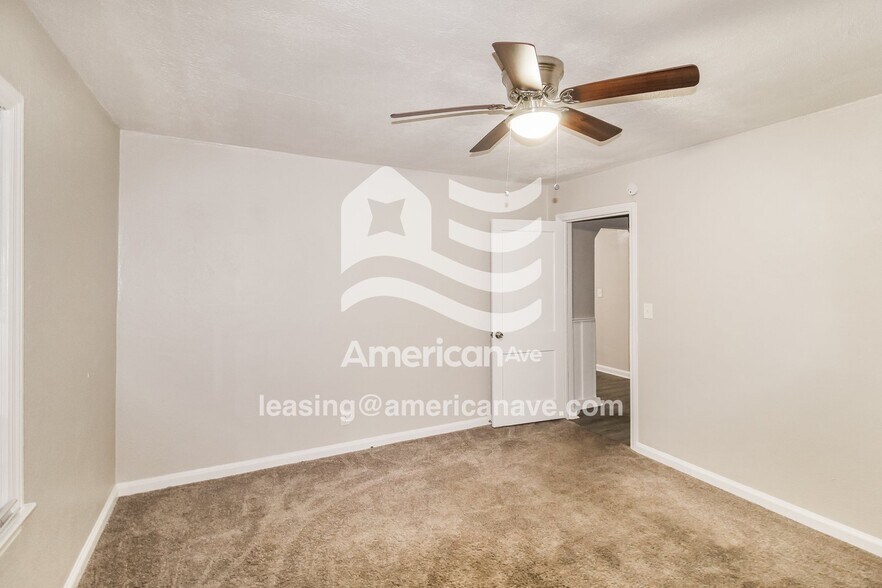 Building Photo - 914 Lamore St