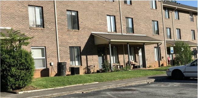 Primary Photo - Twin Oaks Apartments