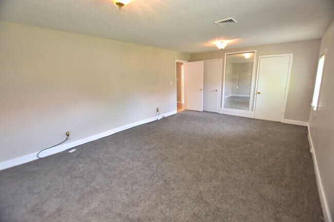 Building Photo - 626 Woodland Ave