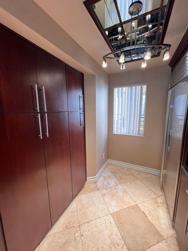Building Photo - Fully furnished (Short Term Available) / G...