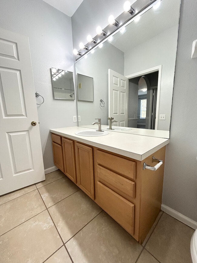 Building Photo - Spacious 2/2 Condo in Gated Orlando Commun...