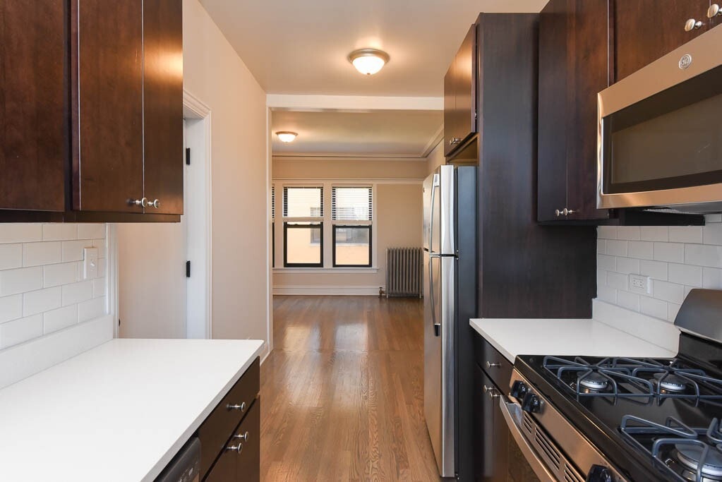 Building Photo - 2418 N Sawyer Ave