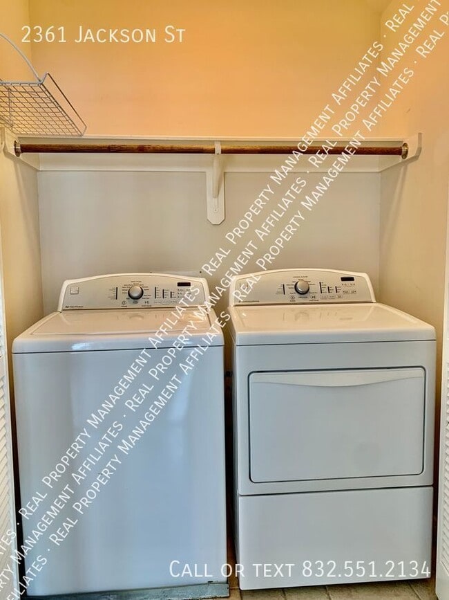 Building Photo - Middle Stunner