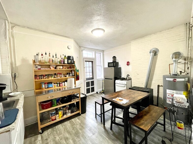 Building Photo - 161 Endicott St