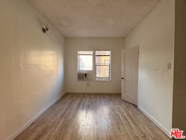 Building Photo - 920 S Hobart Blvd