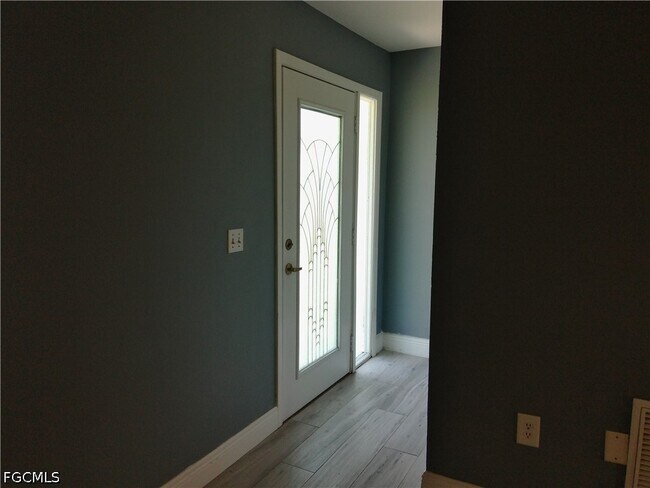 Building Photo - 893 Iris Dr