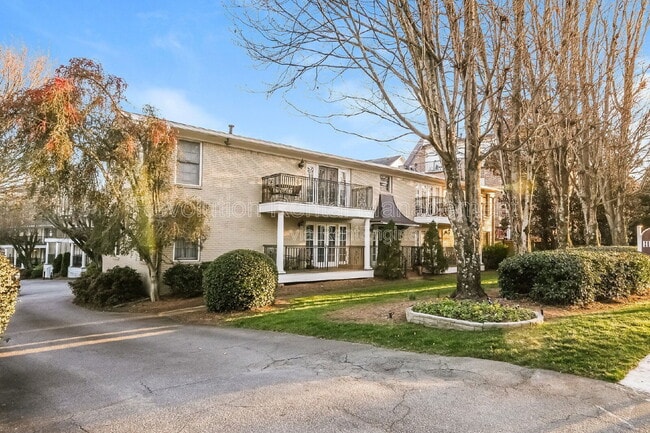 Building Photo - 869 Briarcliff Rd NE