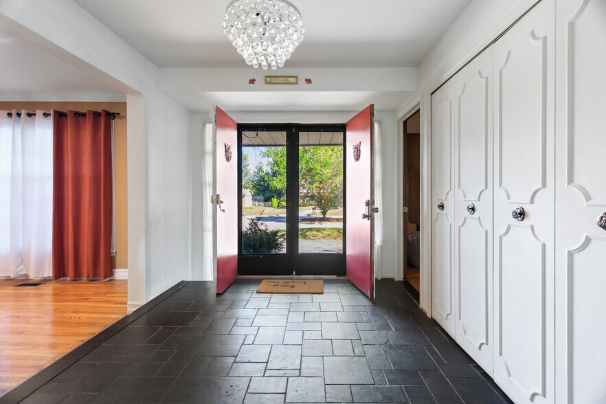 Building Photo - 4015 Pinehurst Dr