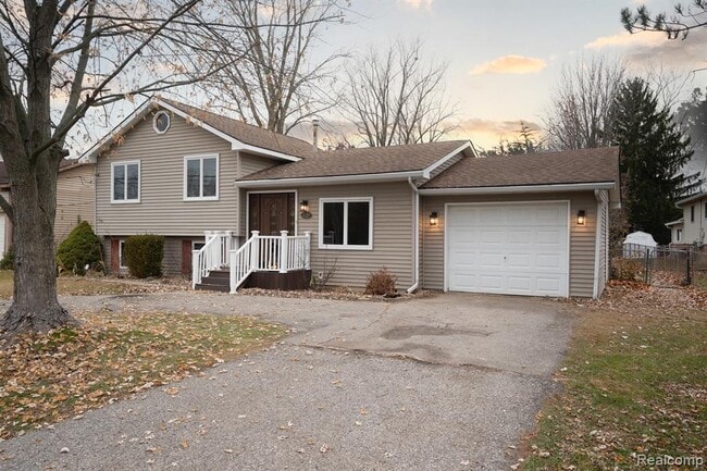 Building Photo - 1555 E South Blvd