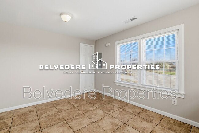 Building Photo - 611 W Green Dr