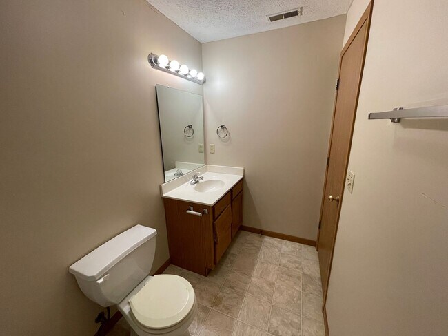 Building Photo - 3 Bedroom 3.5 Bath Townhouse
