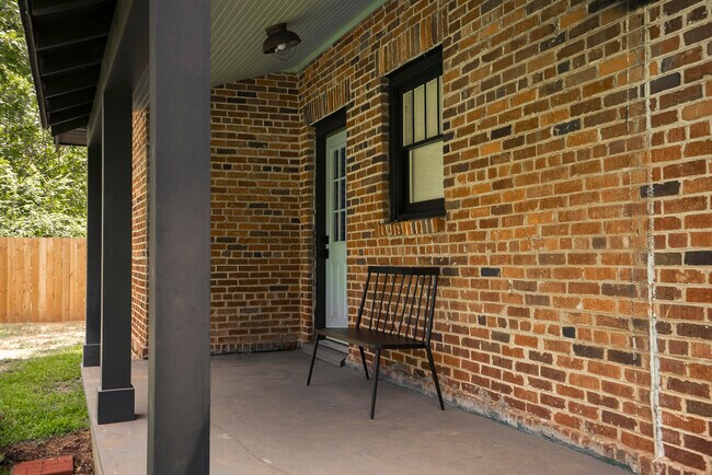 Building Photo - 227 Kershaw St NE