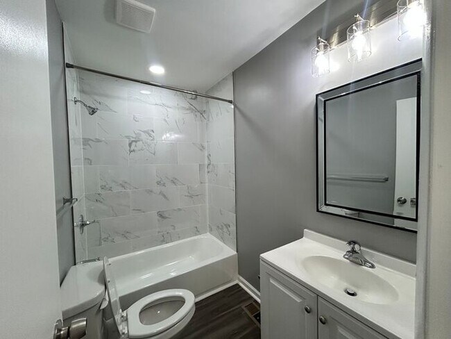 Building Photo - 3 Bedrooms 3.5 Bathrooms Townhome