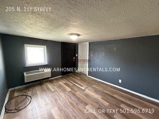 Building Photo - 205 N 1st St