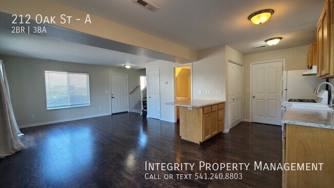 Building Photo - 212 Oak St