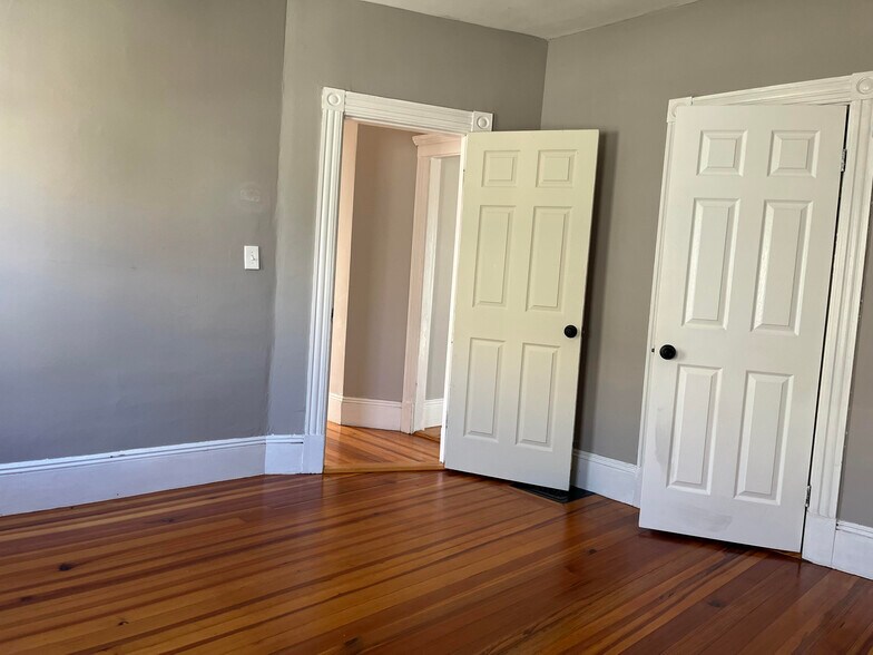 Building Photo - 15 Clarence St