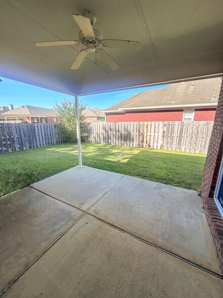 Building Photo - 2112 Parkview Dr S