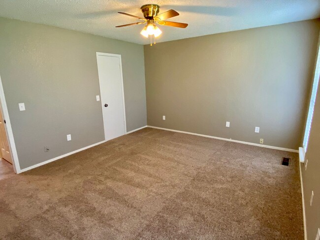 Building Photo - Cute 3 Bed In Mustang Schools