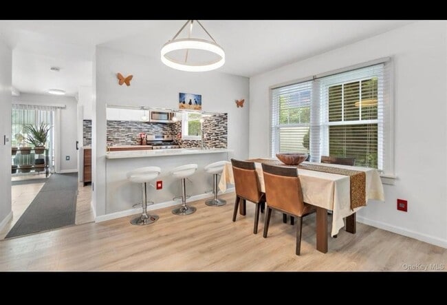 Building Photo - 143 Hallock St