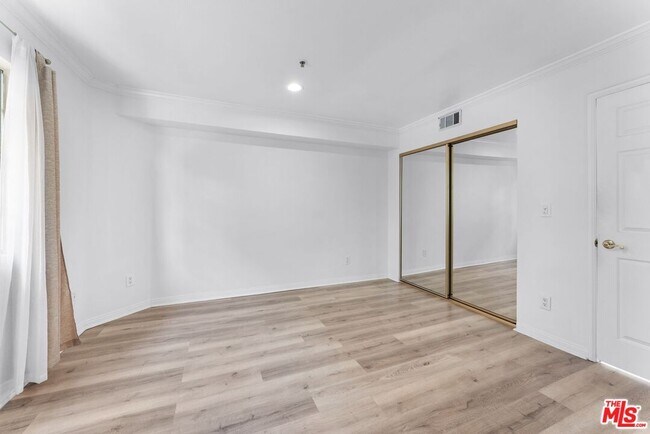 Building Photo - 361 Salem St