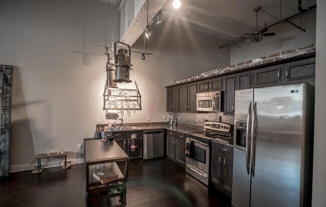 Building Photo - Beautiful 2 bedroom/2 bathroom loft with exposed brick, steel beams and hand scrapped wood floors.