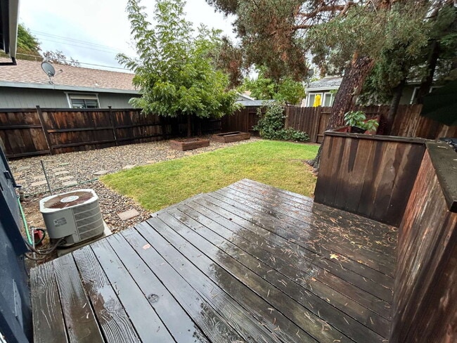 Building Photo - Cute 2 bedroom 1 bath in Tahoe Park Sacram...