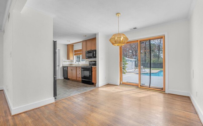 Building Photo - For Rent. 4 Bedrooms