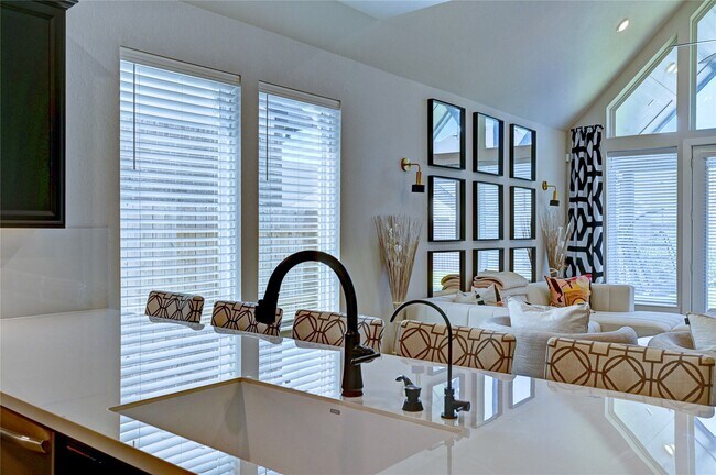 Building Photo - 10631 Hidden Rock Dr