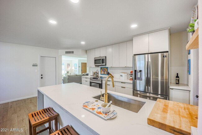 Building Photo - 8133 N 16th Dr