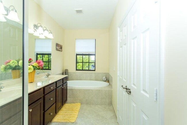 Building Photo - 10426 Wellington Parc Dr