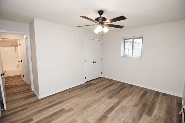 Building Photo - Renovated 2 Bed 1 Bath Apartment
