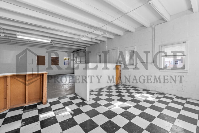 Building Photo - 4557 S Oak Ave