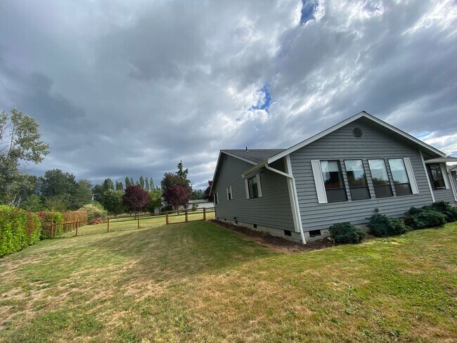 Building Photo - Spacious Buckley Home by Maris Farms