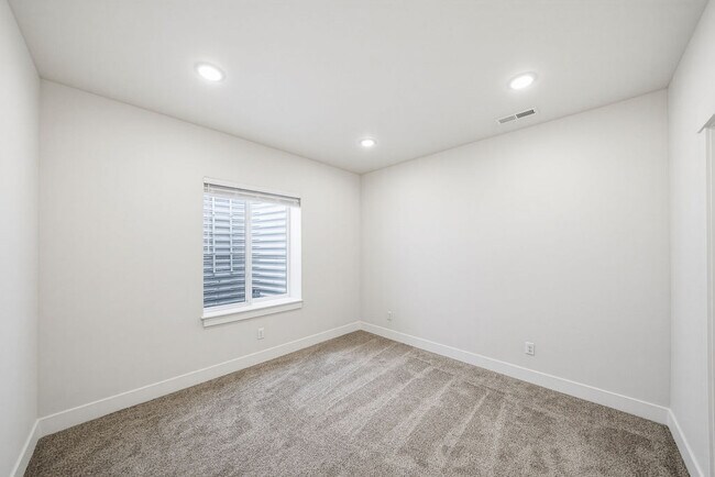 Building Photo - 475 E River Rd