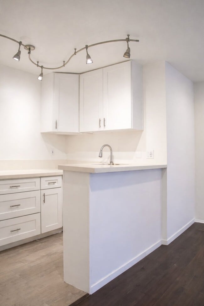 Building Photo - 733 Manhattan Beach Blvd