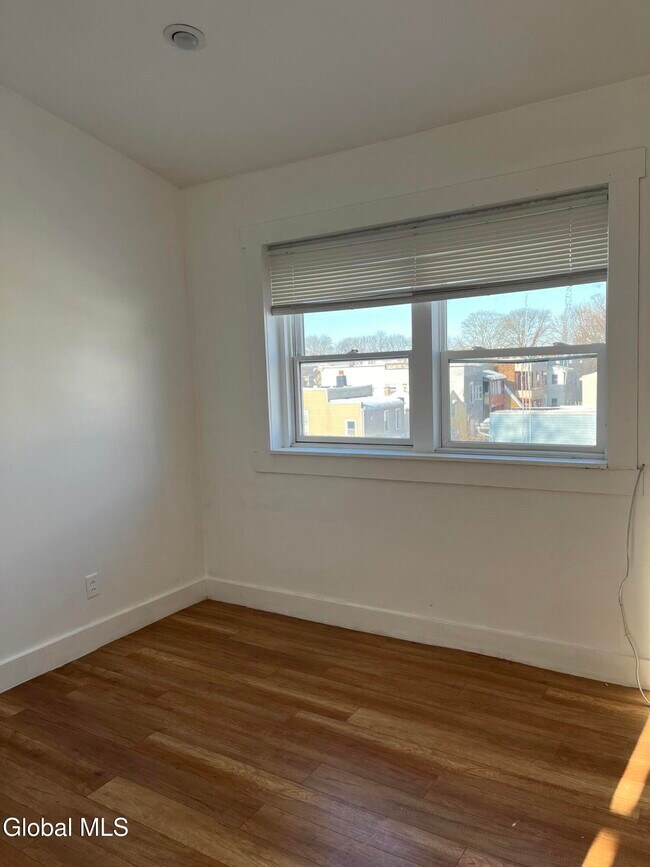 Building Photo - 154 Spring St