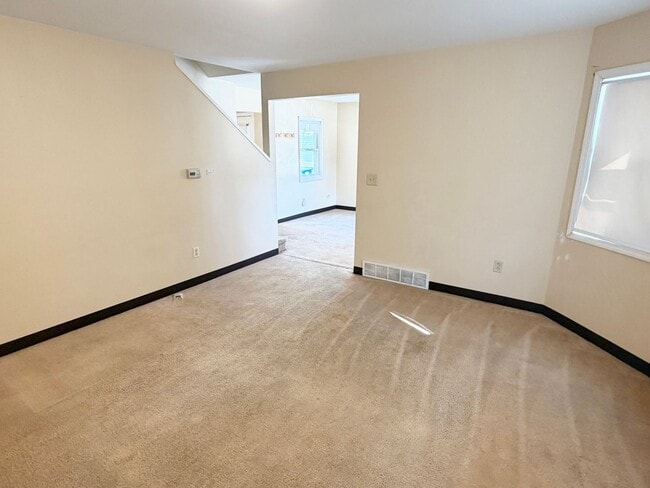 Building Photo - 3-Bedroom, 1-Bath Home with Off-Street Parking