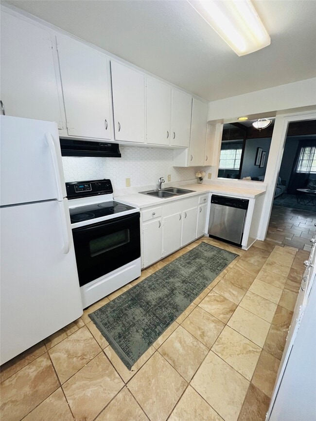 Building Photo - 11609 Chimney Rock Rd