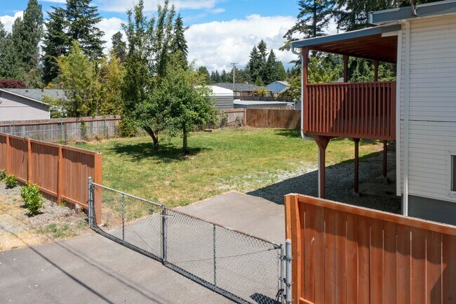 Building Photo - Spacious 5 Bedroom with Huge yard and 3 fireplaces