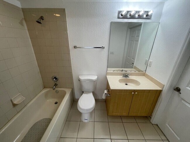 Building Photo - Spacious 2 Bed 2 Bath Condo in Gated Marsh Harbour